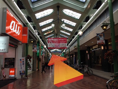 天満屋を右手に見ながらアーケードを進みます