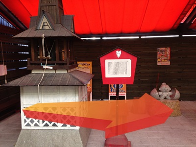 表商店街の桃太郎の石像と釣鐘